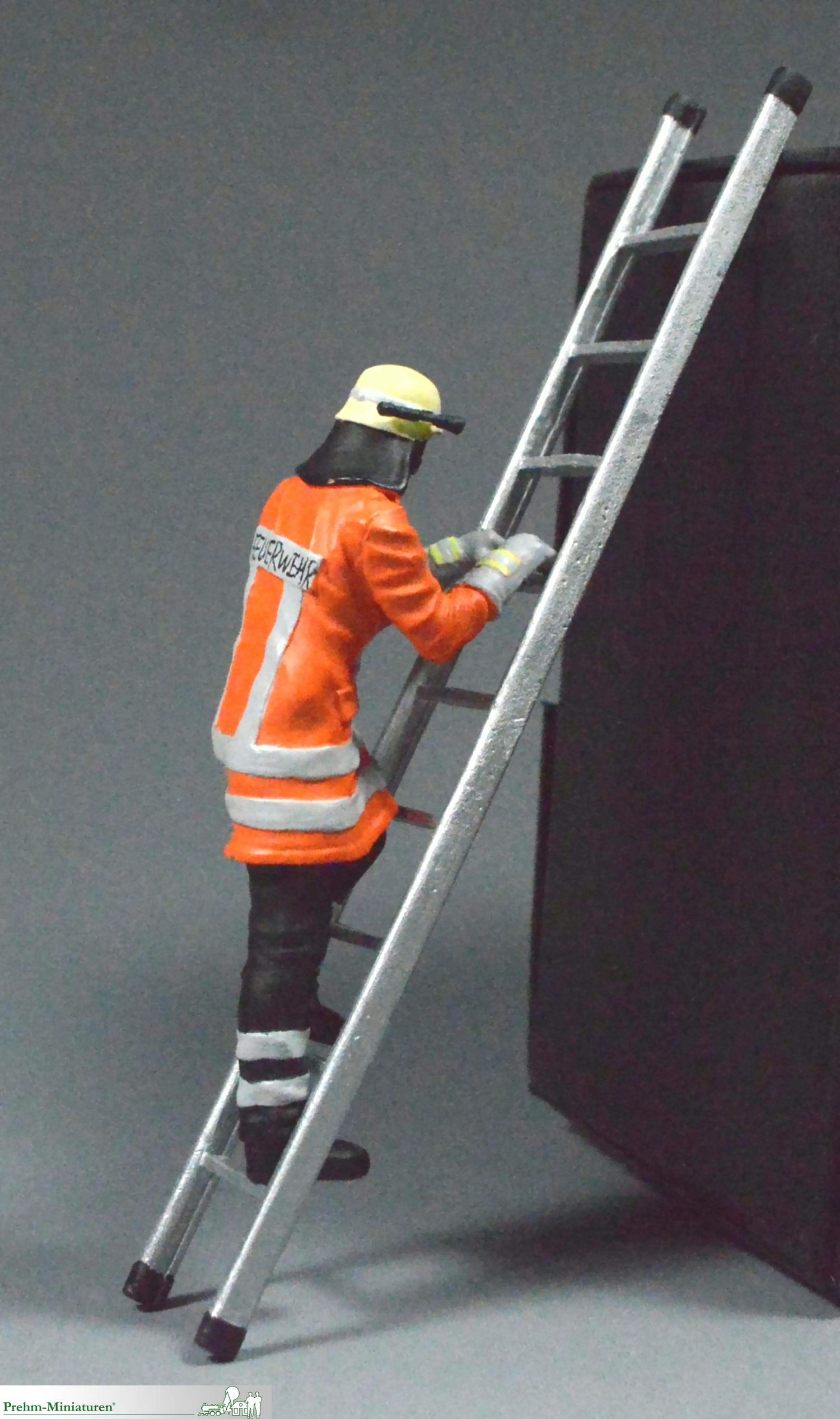 500205 - Feuerwehrmann auf Leiter